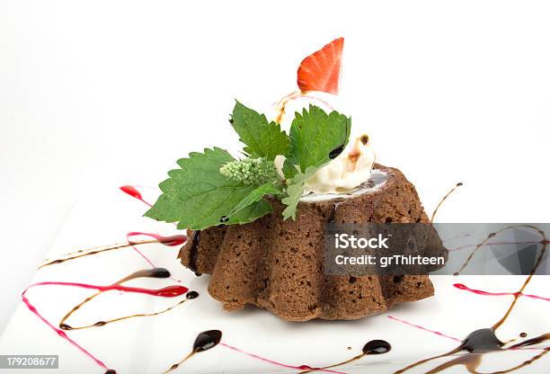 Muffin De Chocolate - Fotografias de stock e mais imagens de Alimentação Não-saudável - Alimentação Não-saudável, Assado no Forno, Bolinho