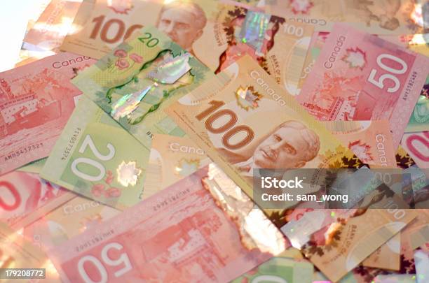 Pila Di Soldi - Fotografie stock e altre immagini di Banconota di dollaro canadese - Banconota di dollaro canadese, Valuta canadese, Bolletta
