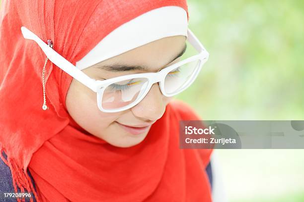 Porträt Einer Frischen Schönheit Arabischen School Teenagermädchen Stockfoto und mehr Bilder von Brille