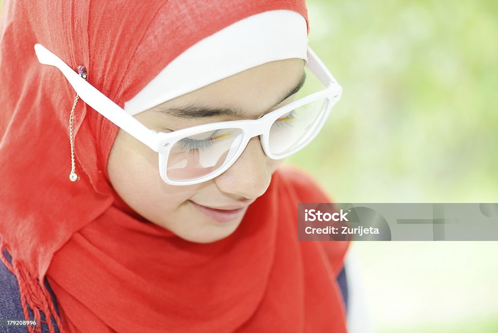 Ritratto di una bellezza arabian scuola ragazza adolescente - Foto stock royalty-free di Adolescente