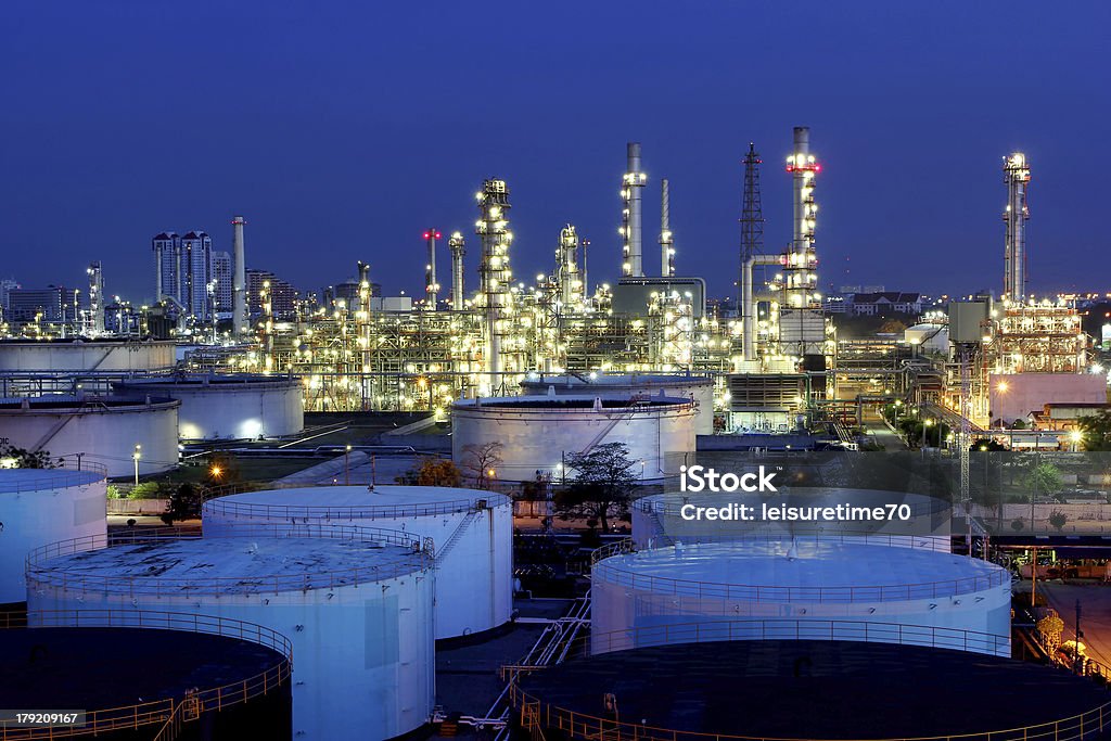 Refinaria de petróleo no crepúsculo - Foto de stock de Abastecer royalty-free