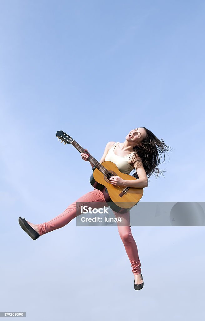 Женщина, прыжки с гитара - Стоковые фото Акустическая музыка роялти-фри