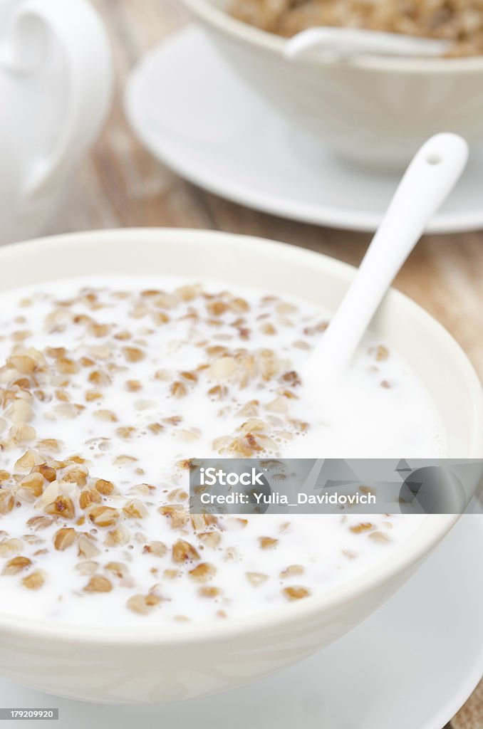 Gekochte Buchweizen mit Milch in eine weiße Schale, Ansicht von oben - Lizenzfrei Buchweizen Stock-Foto