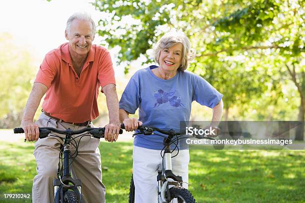 Foto de Casal Sênior Em Passeio De Bicicleta e mais fotos de stock de Aposentadoria - Aposentadoria, Aproximar, Mulheres