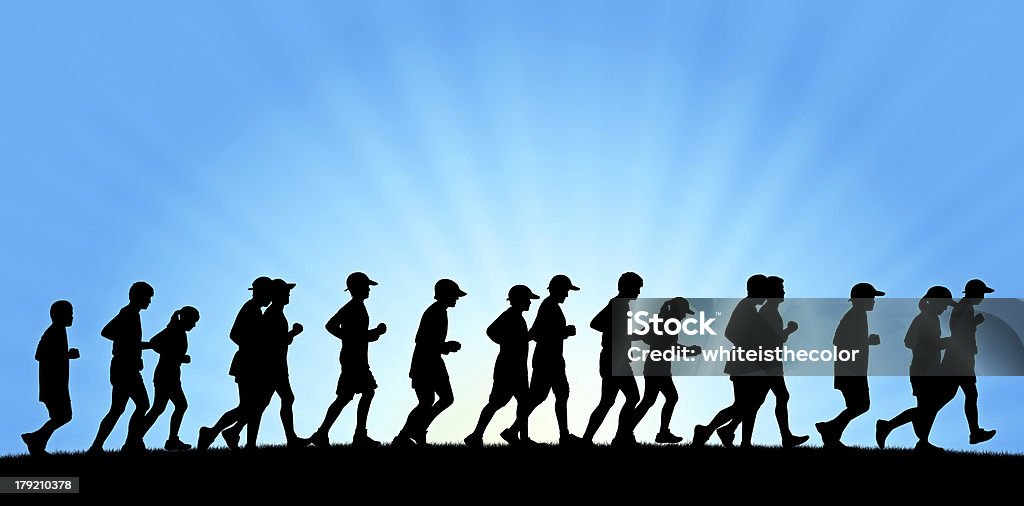 Grand groupe de personnes de courir sur ciel bleu en arrière-plan - Illustration de Adulte libre de droits