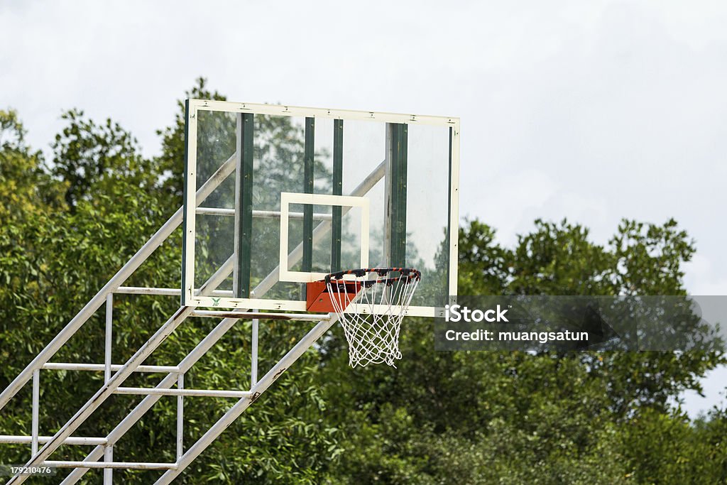 Panier de basket-ball extérieur - Photo de Espace cosmique libre de droits