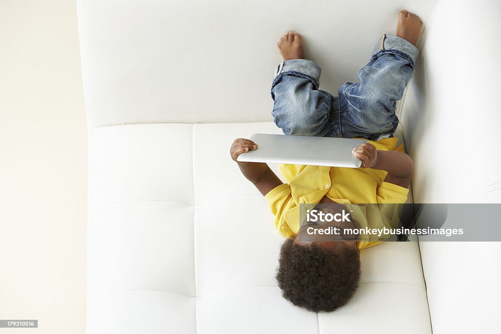 Oben Blick auf Jungen auf der Couch spielen mit digitalen Tablet - Lizenzfrei 12-23 Monate Stock-Foto