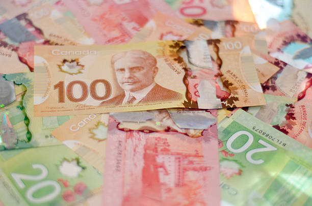 pila di soldi - canadian dollars canada bill one hundred dollar bill foto e immagini stock