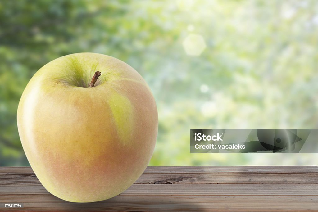Pomme verte sur la table en bois - Photo de Agriculture libre de droits