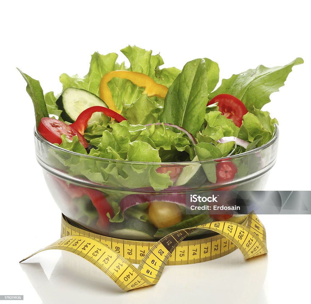 Salade saine et une bande de mesure isolée - Photo de Aliment libre de droits