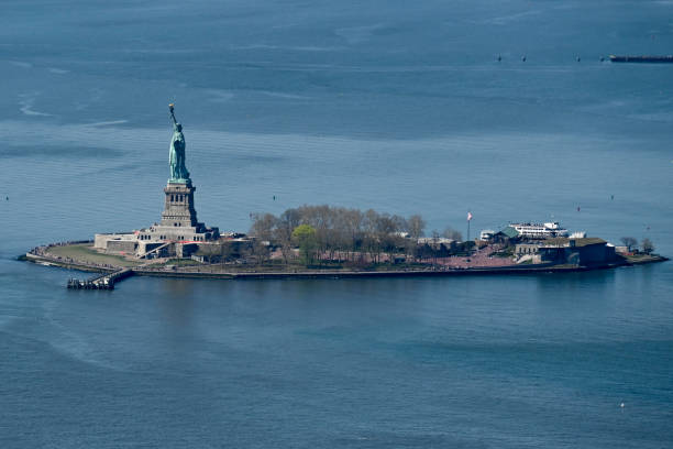 la statua della libertà vista dal porto di new york. - ferry new york city ellis island new york state foto e immagini stock