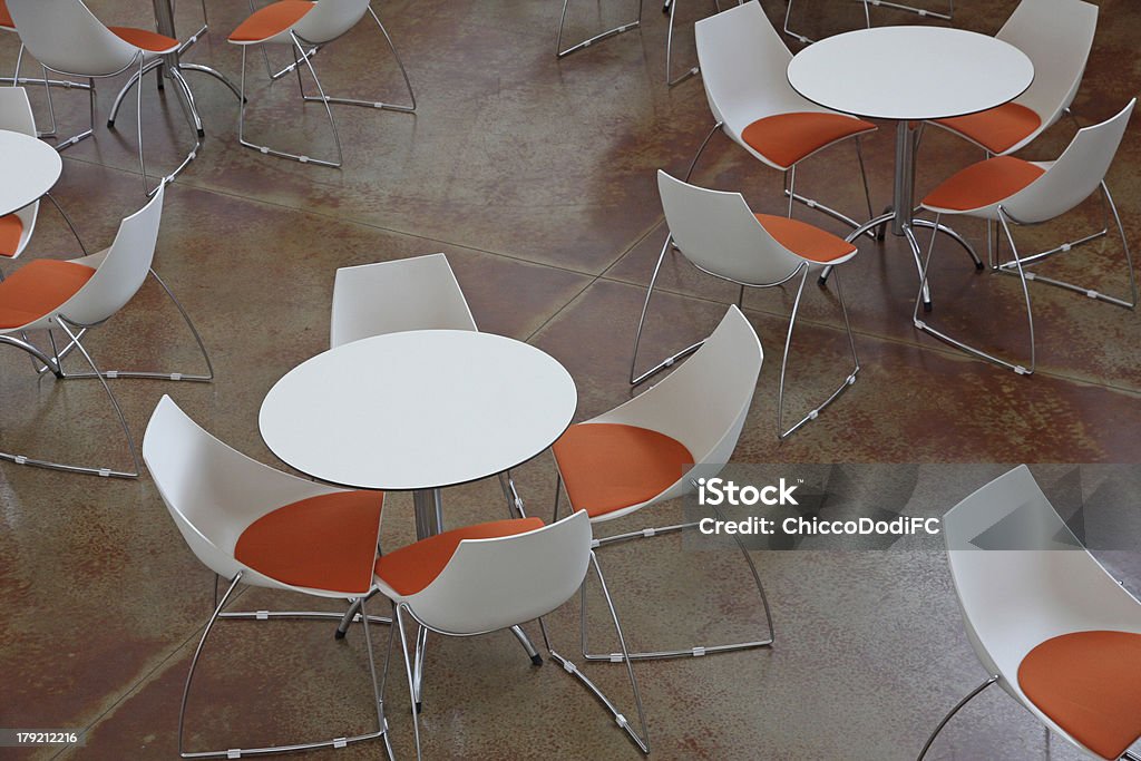 Sala de espera com mesas e cadeiras de laranja - Foto de stock de Assento royalty-free