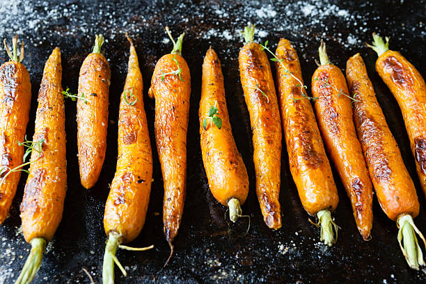 conjunto de zanahorias asado con colas - whole carrots fotografías e imágenes de stock