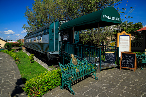 The train car has been converted into a cafeteria restaurant for tourists who visit the Magical town of El Oro. This town is characterized by having been a site of important mining activity.