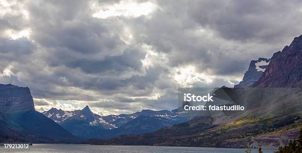 Parque Nacional Do Glaciarsaint Mary Lago - Fotografias de stock e mais imagens de Ao Ar Livre - Ao Ar Livre, Fotografia - Imagem, Going-to-the-Sun Road