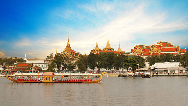 Royal barge procession exercise in Thailand The Royal Barge Procession Exercise on the occasion for Royal Kathin (offerings of monk robes) ceremony which will take place at Wat Arun Ratchavararam, Bangkok, Thailand grand palace bangkok stock pictures, royalty-free photos & images