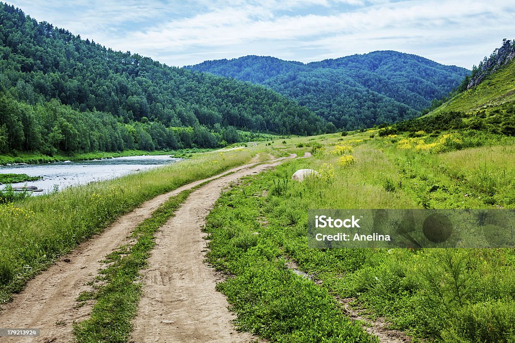 Strada di campagna nella valle. - Foto stock royalty-free di Agricoltura