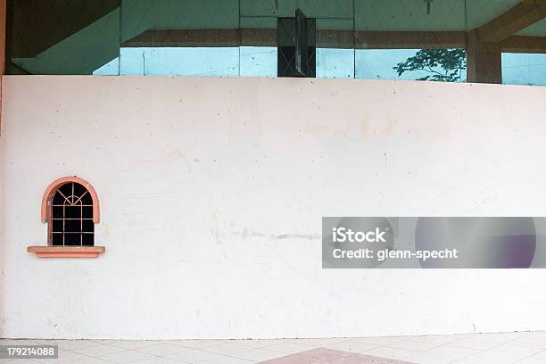 Janela Na Parede Branca - Fotografias de stock e mais imagens de Antigo - Antigo, Ao Ar Livre, Arquitetura