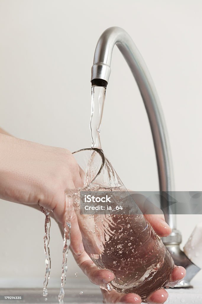 Lavado de manos cubeta o vaso con agua vertiendo bebida - Foto de stock de Adulto libre de derechos