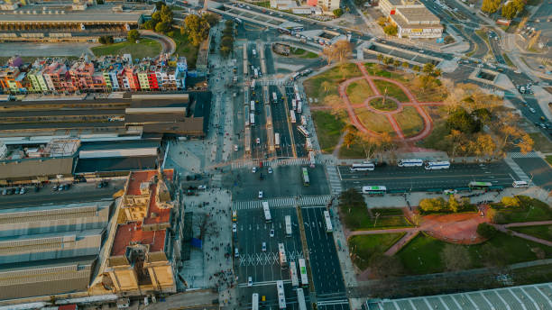 intersection with a square and cars in buenos aires - secondary action imagens e fotografias de stock