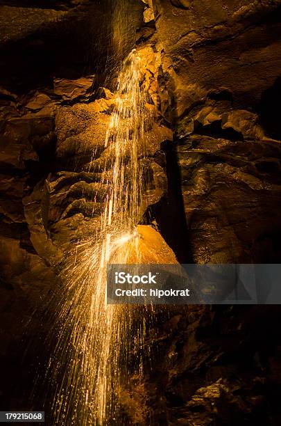 Aillwee Grotte Irlandacascata Della Metropolitana - Fotografie stock e altre immagini di Caverna