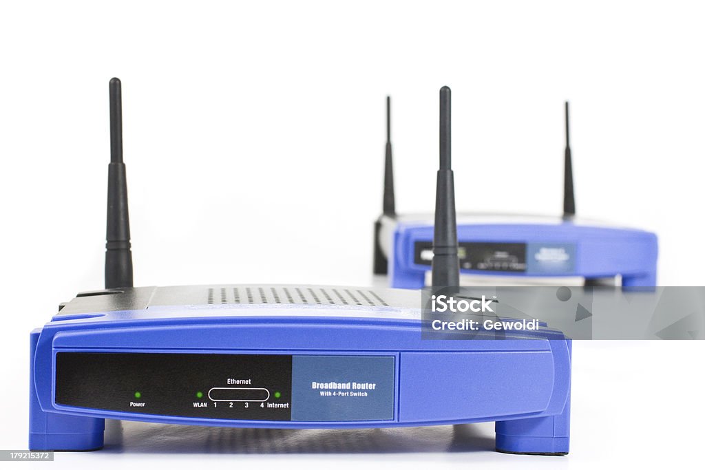 Due blu router di internet con quattro antenne - Foto stock royalty-free di Antenna - Attrezzatura per le telecomunicazioni