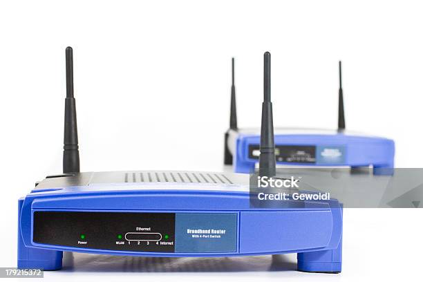 Due Blu Router Di Internet Con Quattro Antenne - Fotografie stock e altre immagini di Antenna - Attrezzatura per le telecomunicazioni - Antenna - Attrezzatura per le telecomunicazioni, Attrezzatura, Blu