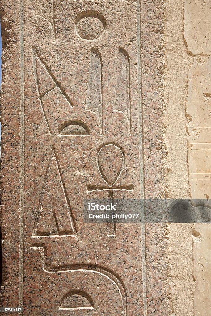 Egyptian Hieroglyphs: Templo de Hatshepsut - Foto de stock de Acontecimientos en las noticias libre de derechos