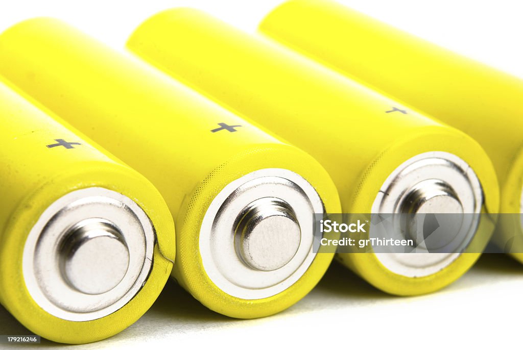 Żółty baterie alkaliczne na białym tle - Zbiór zdjęć royalty-free (Bateria - Zasilanie elektryczne)