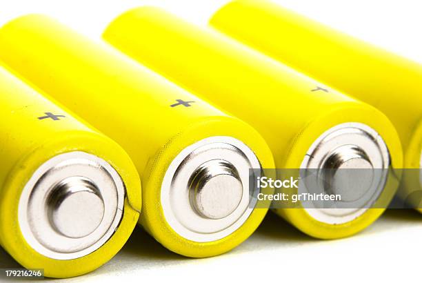 Żółty Baterie Alkaliczne Na Białym Tle - zdjęcia stockowe i więcej obrazów Bateria - Zasilanie elektryczne - Bateria - Zasilanie elektryczne, Bez ludzi, Chrom