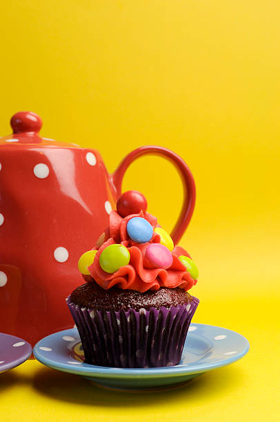 farbige süße cupcake und teekanne - cupcake chocolate pink polka dot stock-fotos und bilder