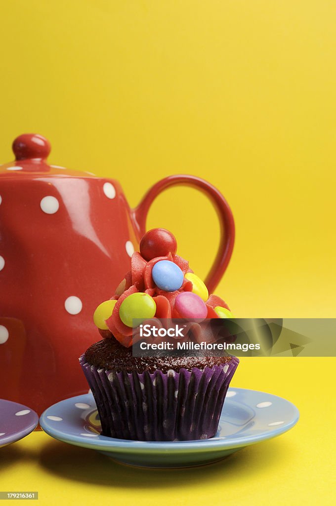 鮮やかな色のキャンディカップケーキ、お茶の急須 - おやつのロイヤリティフリーストックフォト