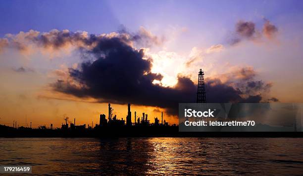 Silhouette Der Ölraffinerie Stockfoto und mehr Bilder von Abgas - Abgas, Baustelle, Benzin