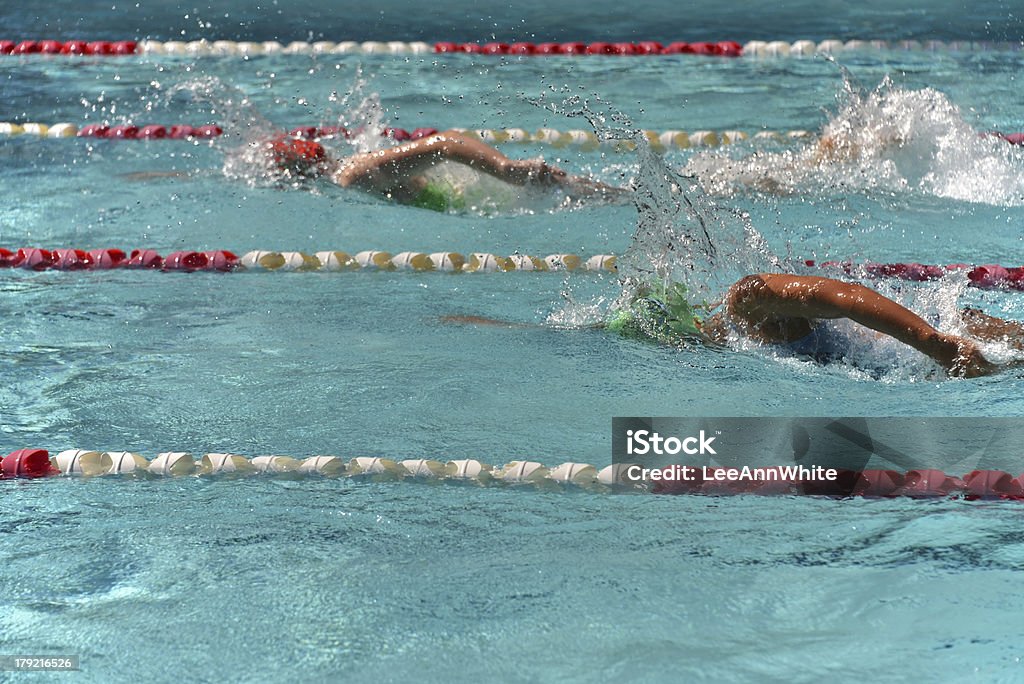 Dos mujeres freestyle nadadores - Foto de stock de Torneo de natación libre de derechos