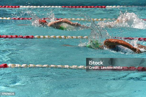 Dos Mujeres Freestyle Nadadores Foto de stock y más banco de imágenes de Torneo de natación - Torneo de natación, Adolescente, Adulto