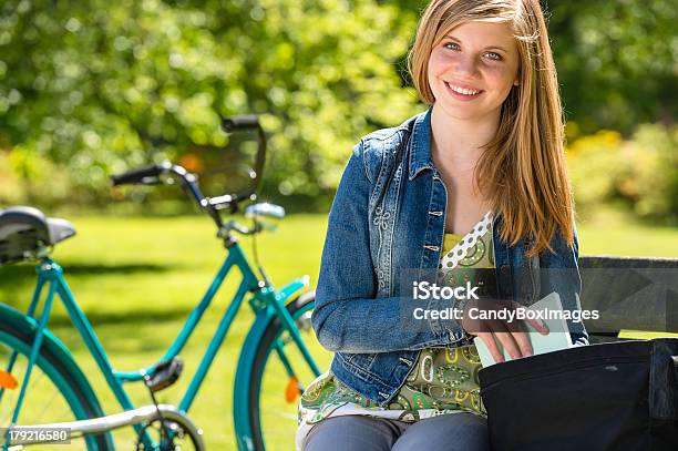 Bella Studente Ragazza Seduta Nel Parco - Fotografie stock e altre immagini di Adolescente - Adolescente, Giovane adulto, Parco pubblico