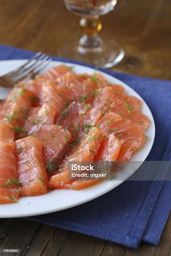 Tranches de poisson rouge (saumon) avec de l'aneth, de délicieux hors-d'œuvre - Photo de Aliment libre de droits