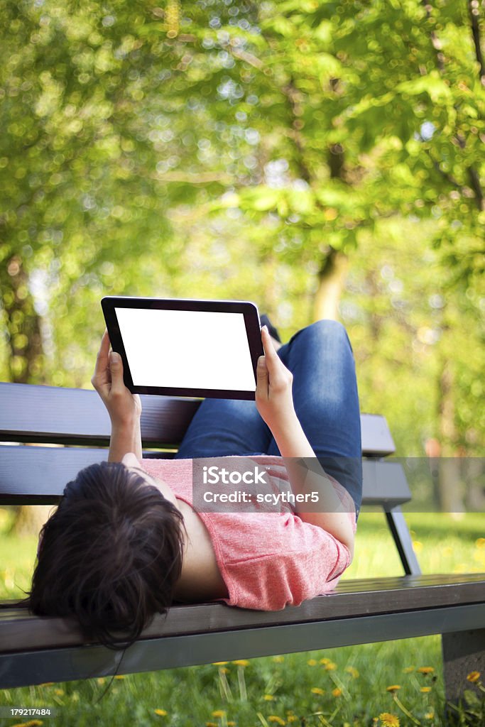 Frau mit tablet im Freien - Lizenzfrei Computerbildschirm Stock-Foto