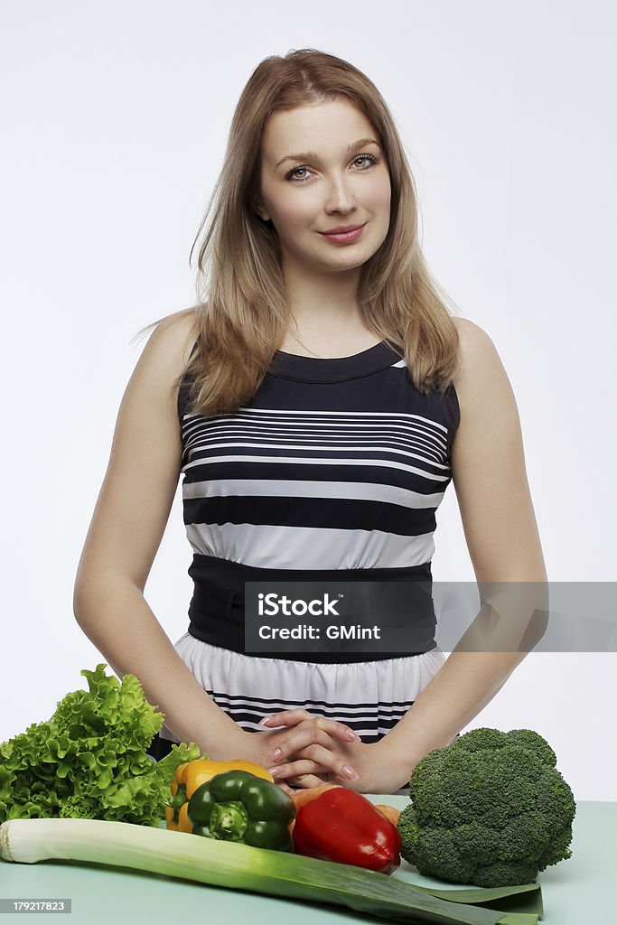 Bela jovem mulher pensando com uma pilha de legumes - Foto de stock de 20-24 Anos royalty-free