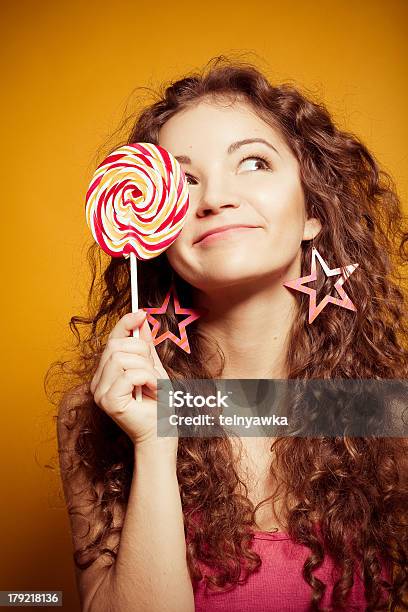 Foto de Mulher Jovem Feliz Com Pirulito e mais fotos de stock de Adulto - Adulto, Amarelo, Cabelo Crespo