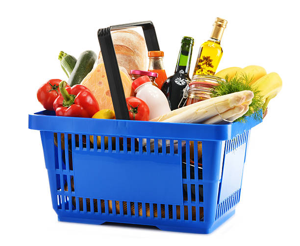 cesta de compras con variedad de productos comestibles aislado en blanco - comida básica fotografías e imágenes de stock