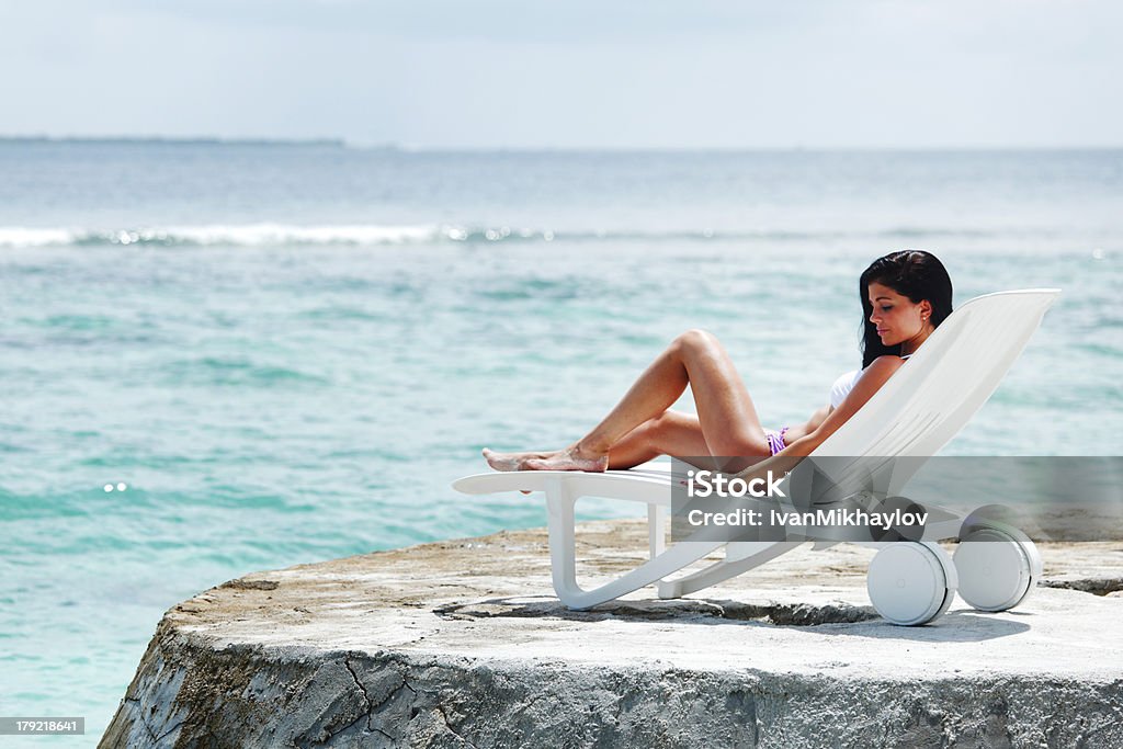 Mulher na chaise lounge perto do mar - Foto de stock de Adulto royalty-free