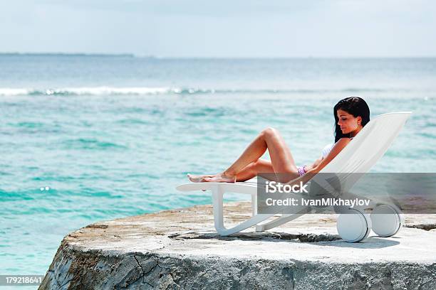 Foto de Mulher Na Chaise Lounge Perto Do Mar e mais fotos de stock de Adulto - Adulto, Atividade Recreativa, Azul