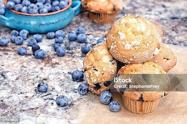 Mirtillo Muffin E Frutti Di Bosco - Fotografie stock e altre immagini di Muffin ai mirtilli - Muffin ai mirtilli, Cibo, Cibo pronto