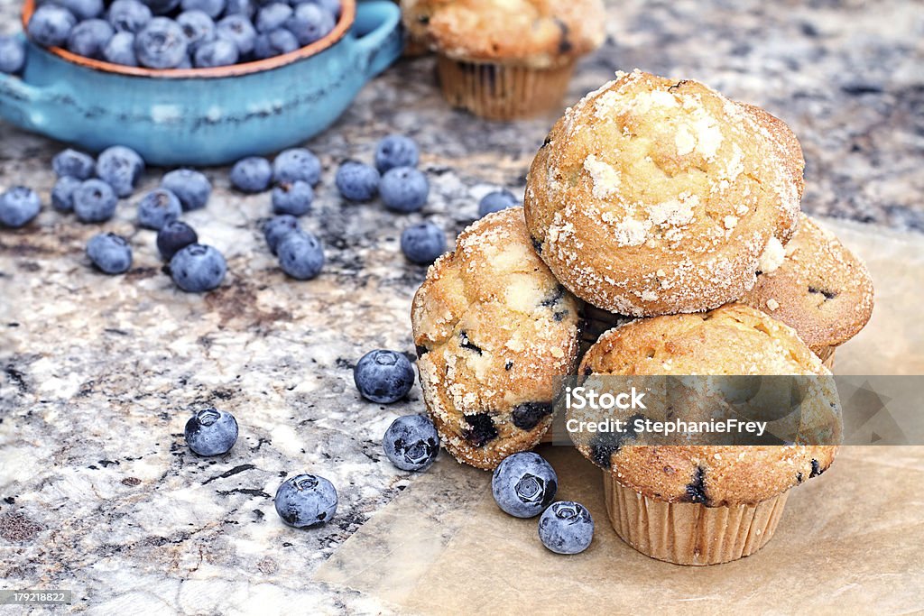 Czarna jagoda babeczki i jagody - Zbiór zdjęć royalty-free (Muffin z jagodami)