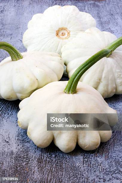 Pattypans Auf Gestrichenen Oberfläche Stockfoto und mehr Bilder von Cutlet - Cutlet, Drehhalskürbis, Fotografie