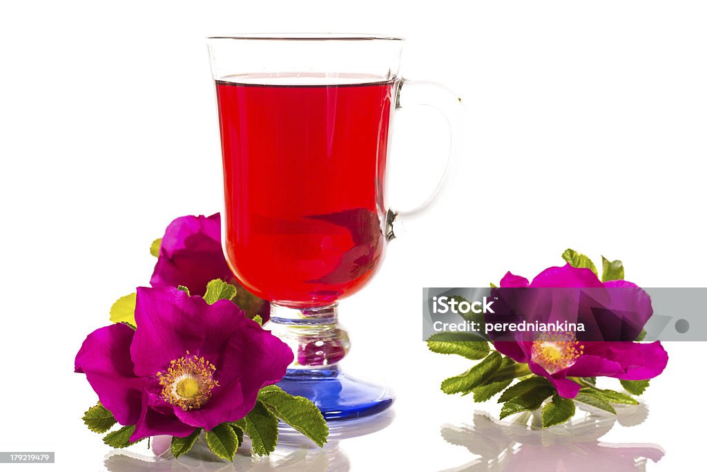 Tè Rosa fiori e con fianchi - Foto stock royalty-free di Bellezza