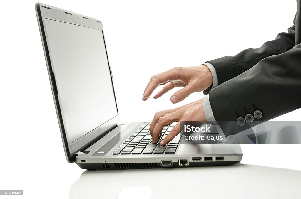 Trabajando en la computadora portátil - Foto de stock de Adulto libre de derechos