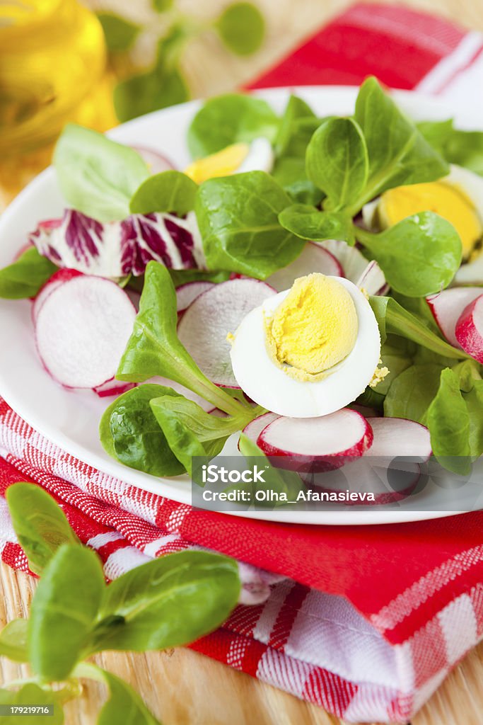 Frais et une salade de radis et légumes, œufs - Photo de Aliment libre de droits