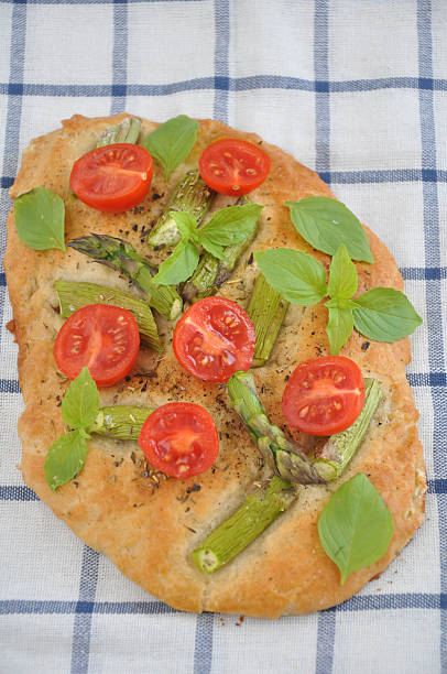 pizza com tomate e o verde espargos - fochaccia imagens e fotografias de stock